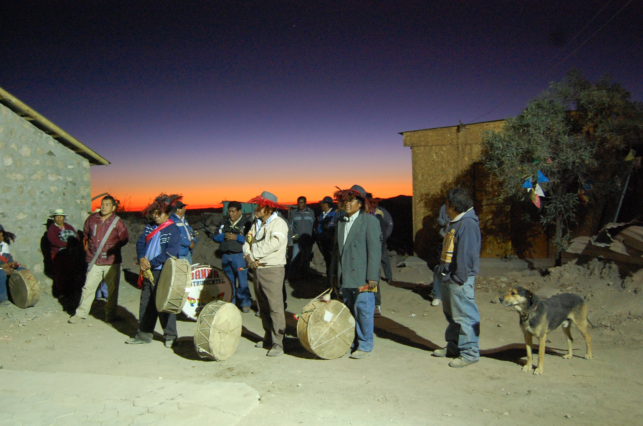 Aymara musicians at dusk. Community of Chiapa, Tarapacá region. Photo by Jorge Montesinos.